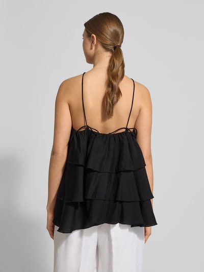 Frauenmodel trägt Blusentop mit floraler Applikation Modell 'MOLLY' von Copenhagen Muse, Lyocell-Mix, Regular Fit, schwarze Volants, Rückenlänge 40 cm, Ganzkörperansicht Rückansicht.