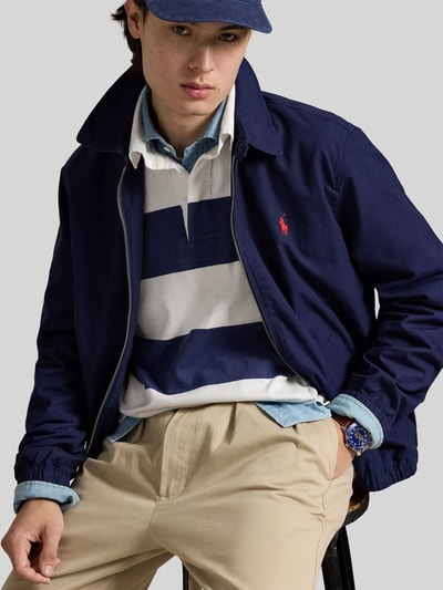 Männermodel trägt Regular Fit Blouson aus reiner Baumwolle von Polo Ralph Lauren, efekt: jednolity kolor, krój regular fit, wykładany kołnierz, zamek błyskawiczny, detal z logo, długi rękaw, elastyczne zakończenia, wpuszczane kieszenie, bawełna, Ganzkörperansicht von vorne.