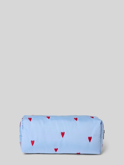 Produktfoto, Etui mit Allover-Motiv-Stitching Modell 'Puffy' von STUDIO NOOS in Hellblau mit roten Herzmotiven, Hauptfach mit Reißverschluss, Logo-Detail, Damen