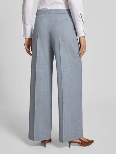 Frauenmodel trägt Wide Leg Bundfaltenhose aus reiner Schurwolle Modell 'TIANA4' von BOSS in Melange-Optik, Rückansicht Ganzkörperansicht.