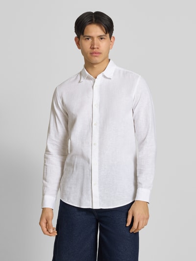 Männermodel trägt Slim Fit Freizeithemd aus Baumwoll-Leinen-Mix Modell 'CAIDENLS SOLID' von Only & Sons, weiß, unifarben, Ganzkörperansicht von vorne.