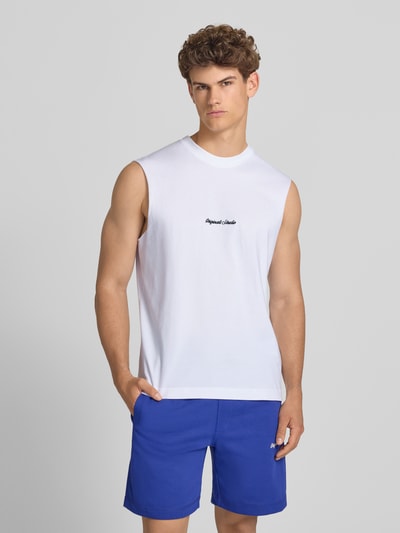 Männermodel trägt T-Shirt mit Stitching von Jack & Jones, Reine Baumwolle, Relaxed-Fit, Rundhalsausschnitt, Weiß, Ganzkörperansicht von vorne.