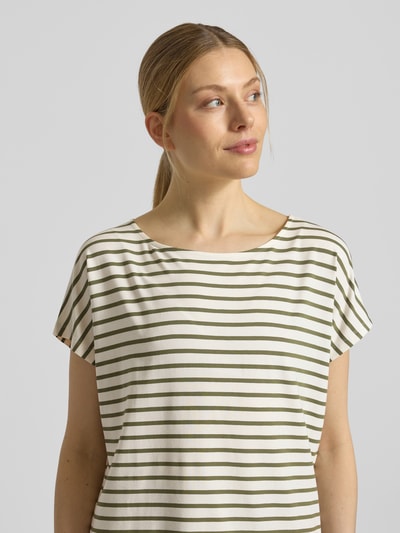 Frauenmodel trägt T-Shirt mit Rundhalsausschnitt von Christian Berg Woman, Viskose-Mix, Gerader-Schnitt, Kappärmel, Nahaufnahme Oberkörper.