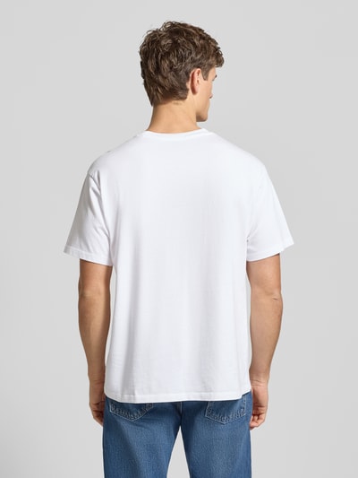 Männermodel trägt T-Shirt mit Label-Detail von Levi's®, reine Baumwolle, lockerer Schnitt, Rückenlänge 72 cm, Ganzkörperansicht Rückansicht.