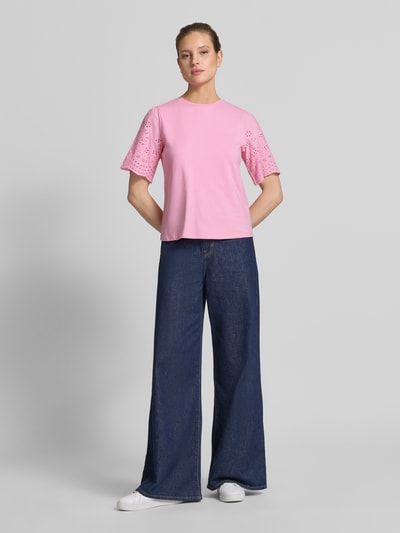 Frauenmodel trägt T-Shirt mit Lochstickerei Modell 'LEX' von YAS in Rosa, reine Baumwolle, Regular Fit, Rundhalsausschnitt, Ganzkörperansicht von vorne.