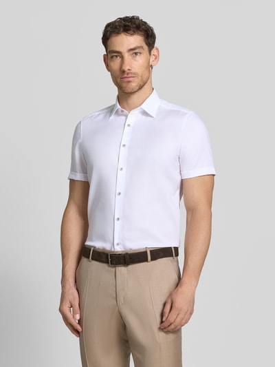 Męski model nosi Slim Fit Business-Hemd mit Kentkragen von OLYMP Level Five, biała bawełna, krój slim fit, krótki rękaw, guzik, brązowy pasek, szerokość w rozmiarze 40: 40 cm, długość pleców 70 cm, długość rękawa 24 cm, zdjęcie całej sylwetki z przodu