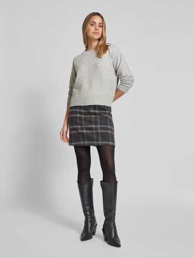 Vero Moda Sweter o kroju regular fit z dzianiny ze szwem na piersi model ‘ESTI’ Jasnoszary 1