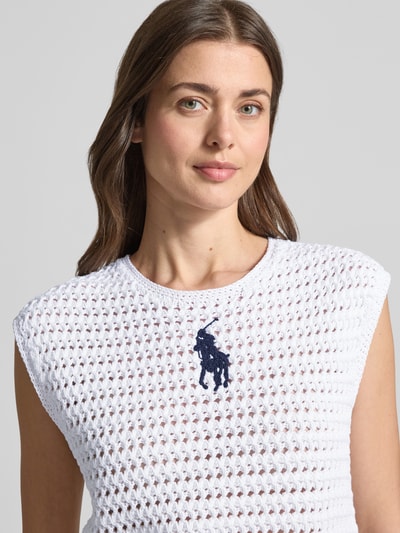 Modelka nosi Regular Fit Pullunder aus reiner Baumwolle von Polo Ralph Lauren, biały, jednolity, strukturalny wzór, logo, okrągły dekolt, dzianina, bawełna, zbliżenie na górną część ciała