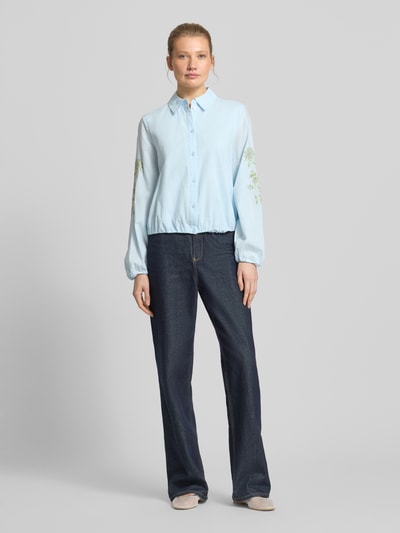 Frauenmodel trägt Relaxed Fit Langarmbluse aus reiner Baumwolle von s.Oliver RED LABEL, Optik: Unifarben, Stickerei, Ganzkörperansicht von vorne.