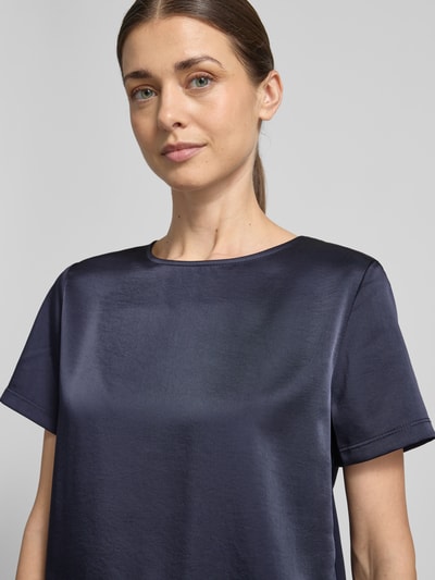 Vrouwenmodel draagt Regular Fit T-shirt met lyocell-aandeel Model 'ZONA' van Weekend Max Mara, look: effen, ronde hals, korte mouw, recht mouwboord, licht afgeronde rompzoom, druppelvormige hals, Nahaufnahme bovenlichaam.