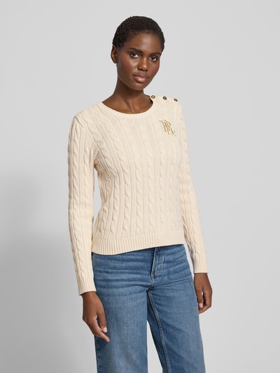 Frauenmodel trägt Strickpullover mit Label-Stitching und Knopfleiste von Lauren Ralph Lauren, Reine Baumwolle, Slim-Fit, Ganzkörperansicht von vorne.
