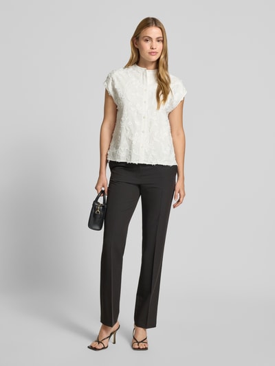 Frauenmodel trägt Relaxed Fit Blusentop mit Baumwoll-Anteil von s.Oliver BLACK LABEL, Optik: Unifarben, Passform: Relaxed-Fit, Rundhals-Ausschnitt, Stickerei, Ärmelform: ohne Ärmel, weiße Textur, strukturierte Oberfläche, Ganzkörperansicht von vorne.