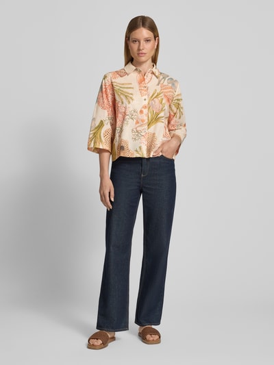 Frauenmodel trägt Boxy Fit Bluse mit 3/4-Arm von Rich & Royal aus Reine Baumwolle, Allover-Look, Hemdblusenkragen, Ganzkörperansicht von vorne.