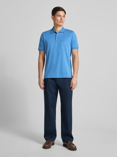 Männermodel draagt Regular Fit Poloshirt mit Brusttasche van RAGMAN in lichtblauw, katoen, borstzak en logo, voorkant, full-body shot.
