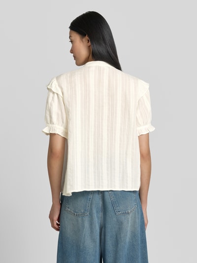 Frauenmodel trägt Regular Fit Bluse mit Stehkragen und Häkelspitze von Jake*s Casual aus Reine Baumwolle in Creme mit Knopfleiste, Rückenlänge 53 cm, Ärmellänge 25 cm, Ganzkörperansicht Rückansicht.