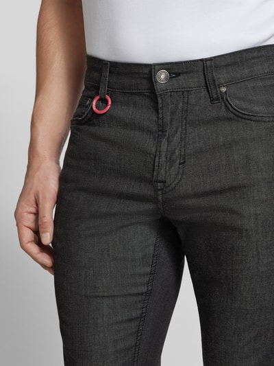 Męski model nosi Modern Fit Jeans mit Eingrifftaschen Modell 'Mitch' od JOOP! Jeans, bawełna-elastan, detal z logo, szerokość w rozmiarze 32/32: 44 cm, długość wewnętrzna nogawki: 80 cm, zbliżenie na górną część ciała.