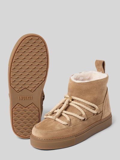 Produktfoto, Boots aus echtem Leder mit Logo-Detail von INUIKII in Beige, abgerundete Passform, profilierte Sohle, Damenmodell, 3 cm Absatz, 11 cm Schafthöhe und Schaftweite
