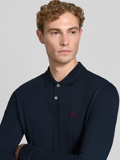 Männermodel trägt Regular Fit poloshirt uit puur katoen van MCNEAL in donkerblauw met polokraag, knoopsluiting, labelstitching, shirt met lange mouwen, ruglengte bij maat M 73 cm, Nahaufnahme Oberkörper.