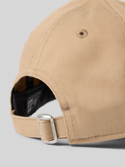 Produktfoto, Czapka z daszkiem Basecap mit Label-Detail od New Era z bawełny, daszek wzmocniony, regulowane zapięcie, otwory wentylacyjne, detal z logo