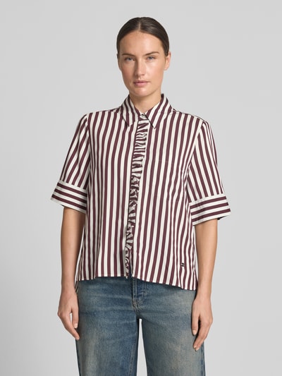 Frauenmodel trägt Regular Fit Hemdbluse aus Viskose-Mix Modell 'VICA FRIL' von Brax, gestreift, Two Tone, Twill, Nahaufnahme Oberkörper.