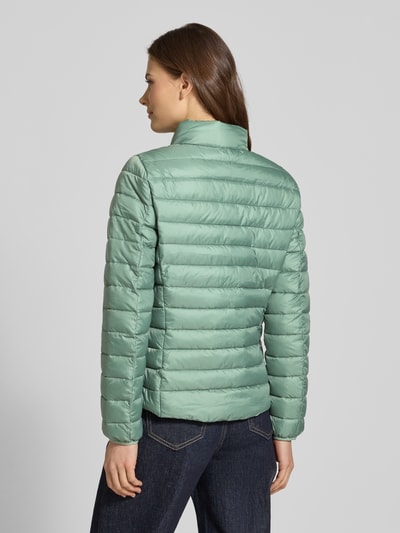 Frauenmodel trägt Slim Fit Steppjacke mit Stehkragen von s.Oliver RED LABEL, Optik: Unifarben in Mint, Ganzkörperansicht Rückansicht.