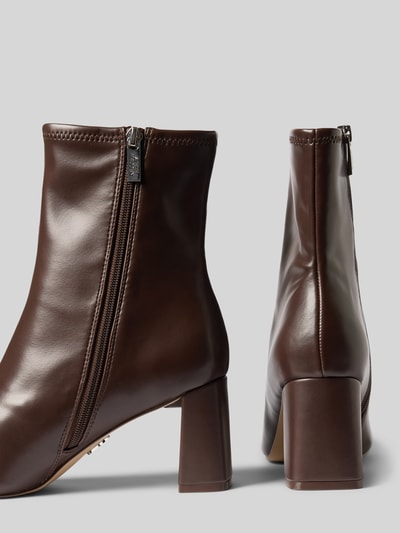 Produktfoto, braune Stiefeletten in Leder-Optik Modell 'Hurst' von Steve Madden mit Blockabsatz und seitlichem Reißverschluss, glatte Struktur