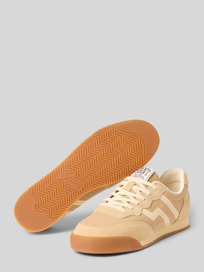 Produktfoto, Sneaker mit Label-Details Modell 'Beylana' von Gant für Damen, abgerundete Form, Schnürung, beigefarbene strukturierte Sohle, Größe 40: Absatzhöhe 2 cm, Schafthöhe 8 cm, Schaftweite 6 cm.