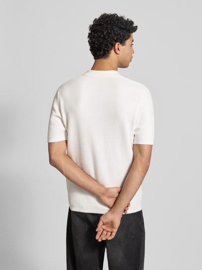 Männermodel trägt Regular Fit Poloshirt aus reiner Baumwolle Modell 'ERIC' von Only & Sons, Optik: Unifarben, Struktur, Strick, Ganzkörperansicht Rückansicht.