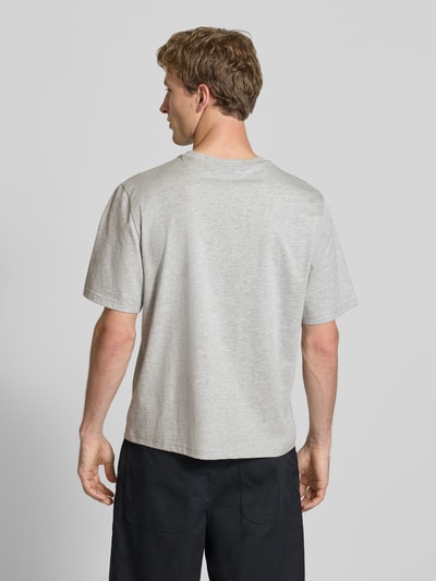Männermodel trägt T-Shirt mit Rundhalsausschnitt und Logo-Stitching von REVIEW, graue Baumwolle, Regular Fit, Rückenansicht Ganzkörperansicht.