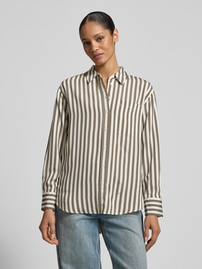 Frauenmodel trägt Relaxed Fit Hemdbluse aus Viskose-Mix von comma, gestreiftes Langarm-Design mit Hemdblusenkragen und Brusttasche, Nahaufnahme Oberkörper.
