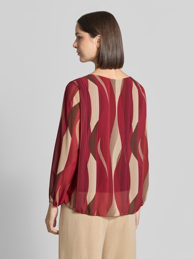 Frauenmodel trägt Bluse mit Plisseefalten Modell 'Re44ynaa' von ZABAIONE in Rot-Beige mit elastischen Ärmeln, Rückansicht, Chiffon, Straight Fit, Rundhalsausschnitt, Rückenlänge 62 cm, Ärmellänge 57 cm