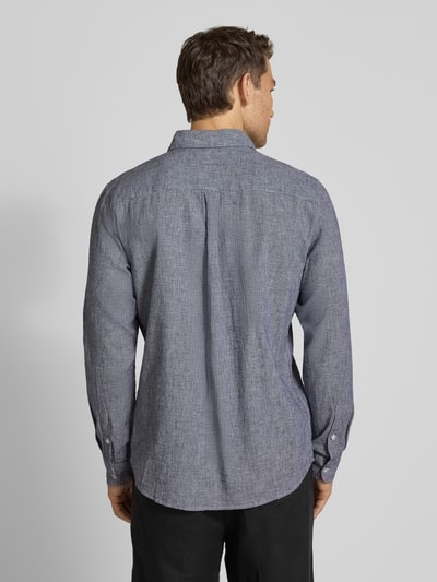 Männermodel trägt Regular Fit Freizeithemd aus Leinen-Baumwoll-Mix von MCNEAL, Kentkragen, Knopfleiste, Rückenansicht, Ganzkörperansicht Rückansicht. Rückenlänge bei Größe M 74 cm, Schulterbreite 48 cm, Ärmellänge 66 cm, dezente Struktur, graue Farbgebung.