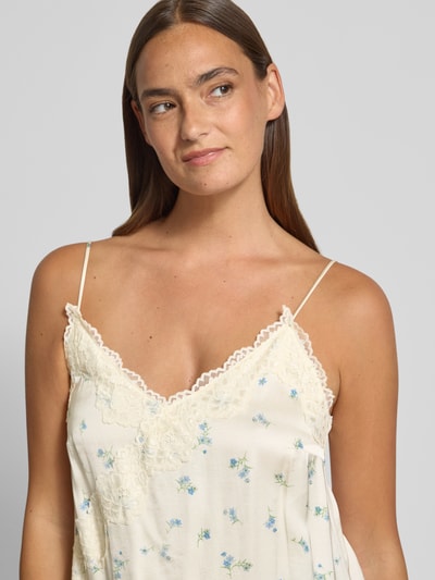 Vrouwenmodel draagt Blusentop uit viscose met kant van Jake*s Casual, asymmetrisch model, spaghettibandjes, ruglengte maat 36: 49 cm, Nahaufnahme bovenlichaam.