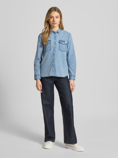 Vrouwenmodel draagt Regular Fit Jeanshemd met borstzakken model 'SEDANA' van Mustang, puur katoen, ruglengte maat 36: 63 cm, ganzekörperaanzicht van voren.