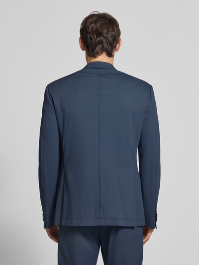 Männermodel trägt Slim Fit 2-Knopf-Sakko mit Pattentaschen von bugatti in Dunkelblau, Material-Mix mit Stretch-Anteil, Ganzkörperansicht Rückansicht.