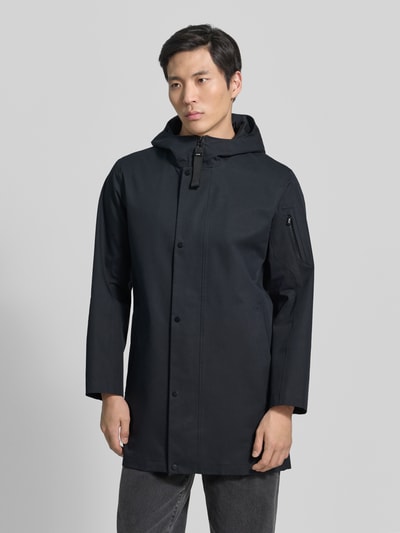 Mannelijk model draagt regular fit heren jack van katoenmix, model 'Spirit' van G-LAB, met capuchon, steekzakken, mouwzak, logodetail, kleur effen zwart, stoffenlook, ritssluiting met afdekstrip, ganzebody vooraanzicht. Ruglengte maat M 86 cm, schouderbreedte 49 cm, borstwijdte 56 cm, mouwlengte 62 cm.