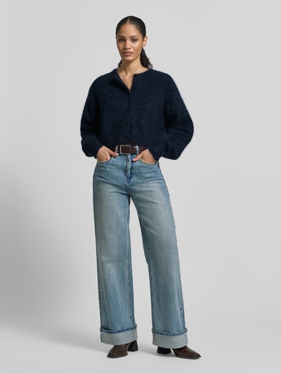 Frauenmodel trägt Cropped Strickjacke mit Knopfleiste Modell 'debbie' von Gestuz aus Woll-Mohair-Mix mit Stretch-Anteil, lockerer Schnitt, gerippte Abschlüsse, Rundhalsausschnitt und blauer Textur, Ganzkörperansicht von vorne.