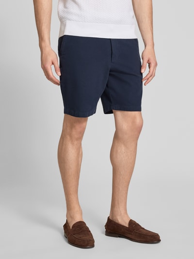 Männermodel trägt Modern Fit Chinoshorts aus Baumwoll-Mix Modell 'KANE1' von BOSS, unifarben, marineblau, Ganzkörperansicht von vorne.