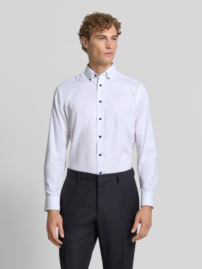 Männermodel trägt Modern Fit Businesshemd aus reiner Baumwolle von OLYMP, weiß, glatte Textur, Ganzkörperansicht von vorne, Herren Businesshemd von OLYMP