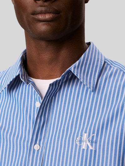 Calvin Klein Jeans Relaxed Fit Freizeithemd aus reiner Baumwolle mit Logo-Stitching Hellblau 3