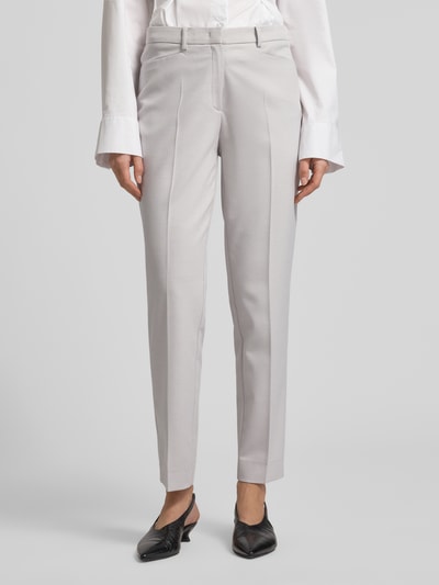 Frauenmodel trägt Hose mit Bügelfalten und Eingrifftaschen von More & More in Hellgrau, glatte Struktur, Slim Fit, Nahaufnahme Vorderansicht.