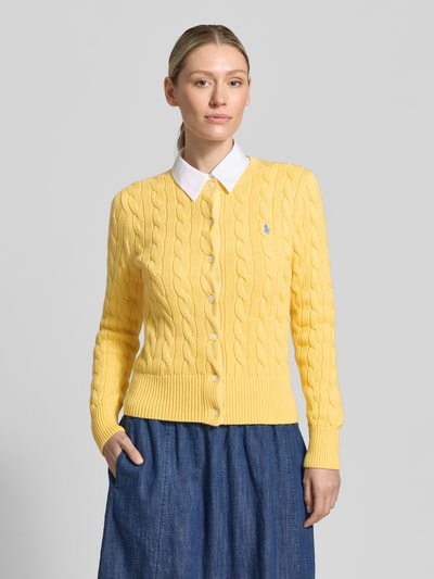 Frauenmodel trägt Regular Fit Strickjacke aus reiner Baumwolle von Polo Ralph Lauren, Optik: Unifarben, Zopfstrick, Logo-Stitching, Knopfleiste, Rundhals, Langarm, Ärmelabschluss gerippt, Materialverarbeitung: Zopfstrick, Ganzkörperansicht von vorne.