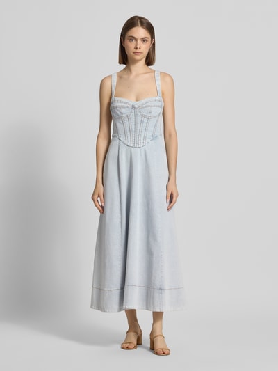 Kobiece model prezentuje Jeanskleid mit Ziernähten Modell 'LILAH' von Bardot, sukienka midi linia a, prostokątny dekolt, szerokie ramiączka, ozdobne szwy, jasnoniebieski denim, długość tyłu 114 cm, szerokość klatki piersiowej w rozmiarze 36: 36 cm, zapięcie na guzik i zamek błyskawiczny z tyłu, pełny widok z przodu