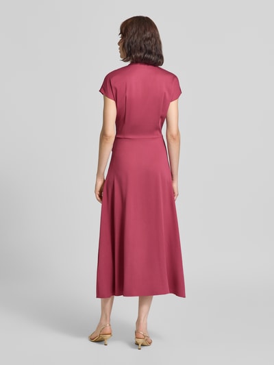 Männermodel trägt Regular Fit Freizeitkleid aus Viskose-Mix Modell 'Dareza' von BOSS in dunklem Rosa, glatte Textur, Ganzkörperansicht Rückansicht, sukienki casualowe BOSS