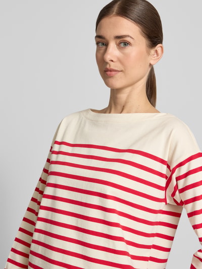 Frauenmodel trägt Regular Fit Pullover aus reiner Baumwolle von Lauren Ralph Lauren mit Optik:Allover-Muster, gestreift, Label-Patch, U-Boot-Ausschnitt, Langarm, Seitenschlitze, Sweat, Nahaufnahme Oberkörper.