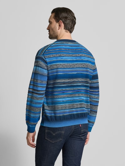 Männermodel trägt Strickpullover im Allover-Look mit Rundhalsausschnitt von PAUL SMITH in Blau, reine Baumwolle, Regular Fit, Ganzkörperansicht Rückansicht