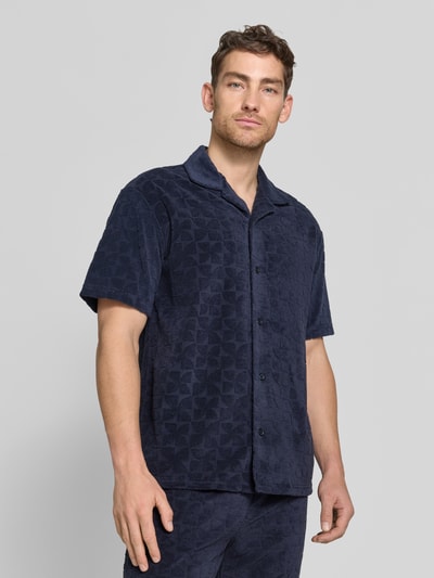 Männermodel trägt Regular Fit Freizeithemd mit Strukturmuster von MCNEAL, dunkelblau, Baumwolll-Mix, Reverskragen, Knopfleiste, Ganzkörperansicht von vorne.