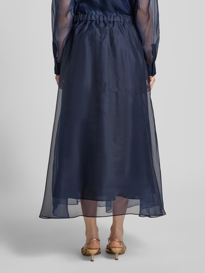 Frauenmodel trägt Ausgestellt Maxi-Rock aus reiner Seide Modell 'VISINO' von Weekend Max Mara, Optik: Unifarben, Semitransparent, Passform: Ausgestellt, Länge: Maxi, Bundabschluss: Elastisch, blickdichter Unterrock, Material: Reine Seide, Ganzkörperansicht Rückansicht.