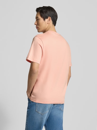Männermodel trägt Regular Fit Poloshirt aus reiner Baumwolle von Lacoste, Optik: Unifarben, Logo-Stitching, Ganzkörperansicht Rückansicht.