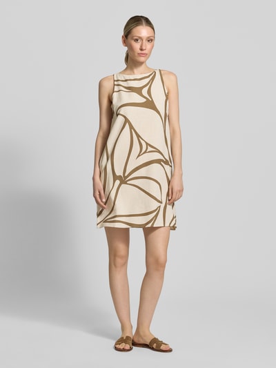 Vrouwenmodel draagt Minikleid mit Leinen-Anteil und U-Boot-Ausschnitt van Vila, viscosemix met linnen, loose fit, model PRISILLA, boothals, lichte crème- en bruintinten met abstracte vormen en lichte textuur, ruglengte maat 36: 83 cm, borstwijdte maat 36: 46 cm. Volledig lichaamsbeeld vooraanzicht.